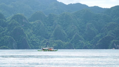 Tiro-Largo-De-Un-Barco-De-Pasajeros-En-Coron-Palawan,-Al-Lado-De-Las-Montañas