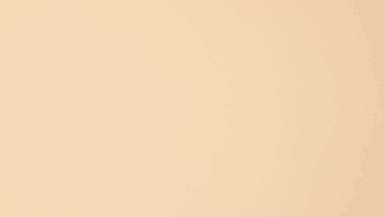 esmaltes de uñas creativos sobre un fondo beige. colocación plana movimiento de parada