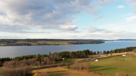 Hermosa-Campiña-Sueca-Río-Lago-Ciudad-Campos-Agrícolas-Cerca-De-Ã–stersund,-Suecia