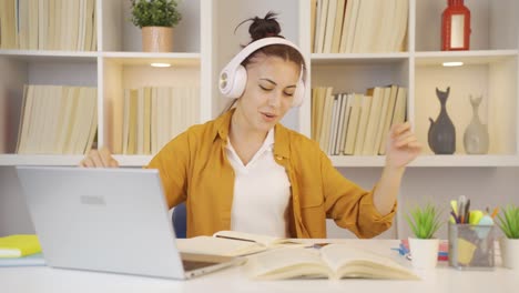una estudiante loca.