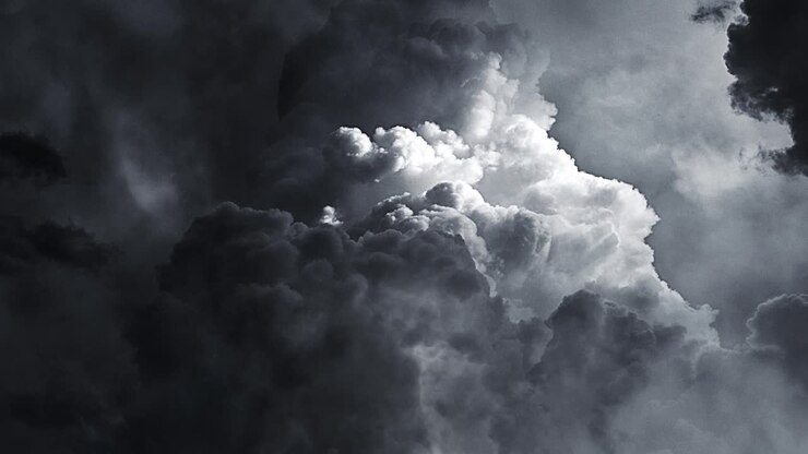 nubi cumuliformi scure con temporali