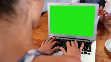 mujer usando laptop