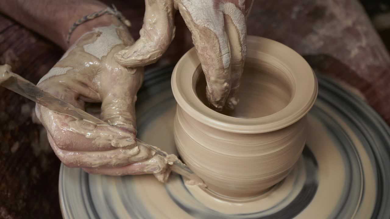 el alfarero hace una jarra de arcilla. ceramista. un hombre hace un jarrón en la rueda del alfarero