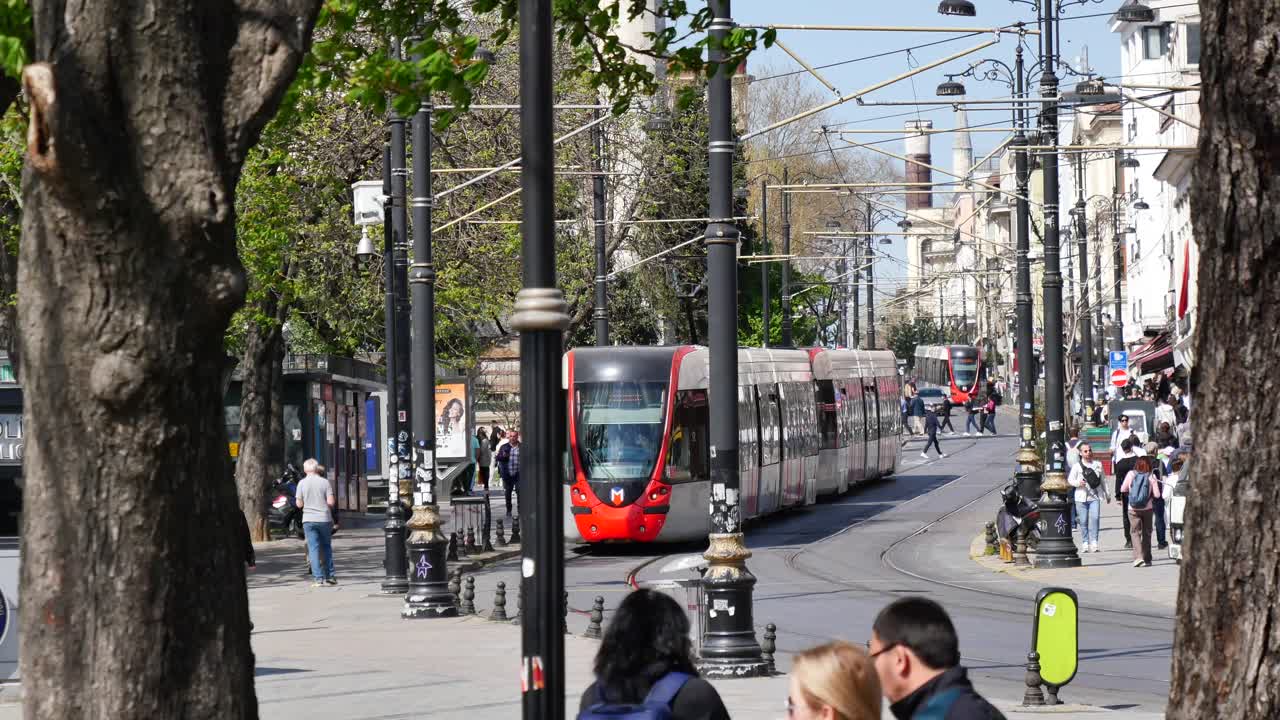 уличная сцена в стамбуле с трамваем и ходячими людьми