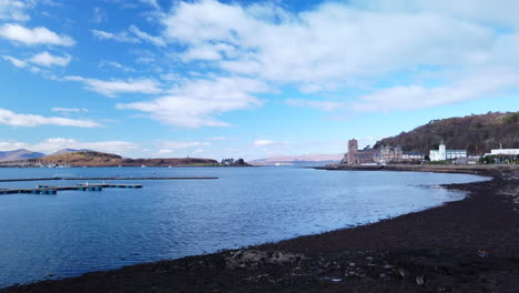 Stetige-Aufnahme-Der-Ruhigen-See-Am-Strand-Von-Oban-An-Einem-Sonnigen-Tag-In-Schottland