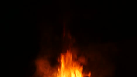 las llamas del fuego se elevan con el humo