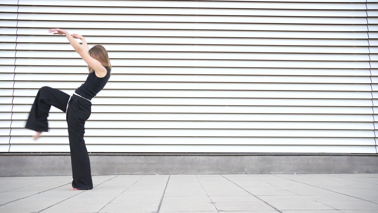 Dynamiske dansebevegelser satt mot bakteppet av moderne arkitektur og design.