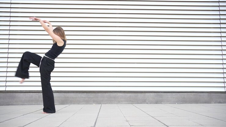 Movimenti di danza dinamici sullo sfondo di architettura e design moderni.