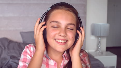 girl listening to music with headphone