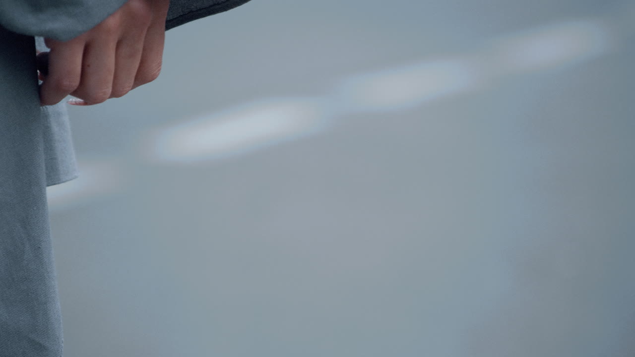 도시에서 교차로를 기다리는 여성. 교차로 근처의 소녀 손.