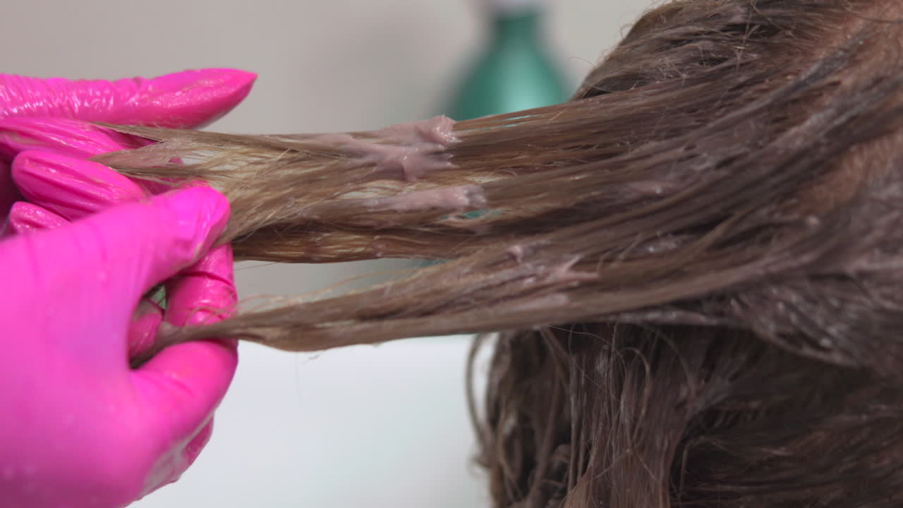Processo di colorazione dei capelli in un salone di bellezza