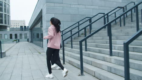 una pareja de fitness corriendo por las escaleras.