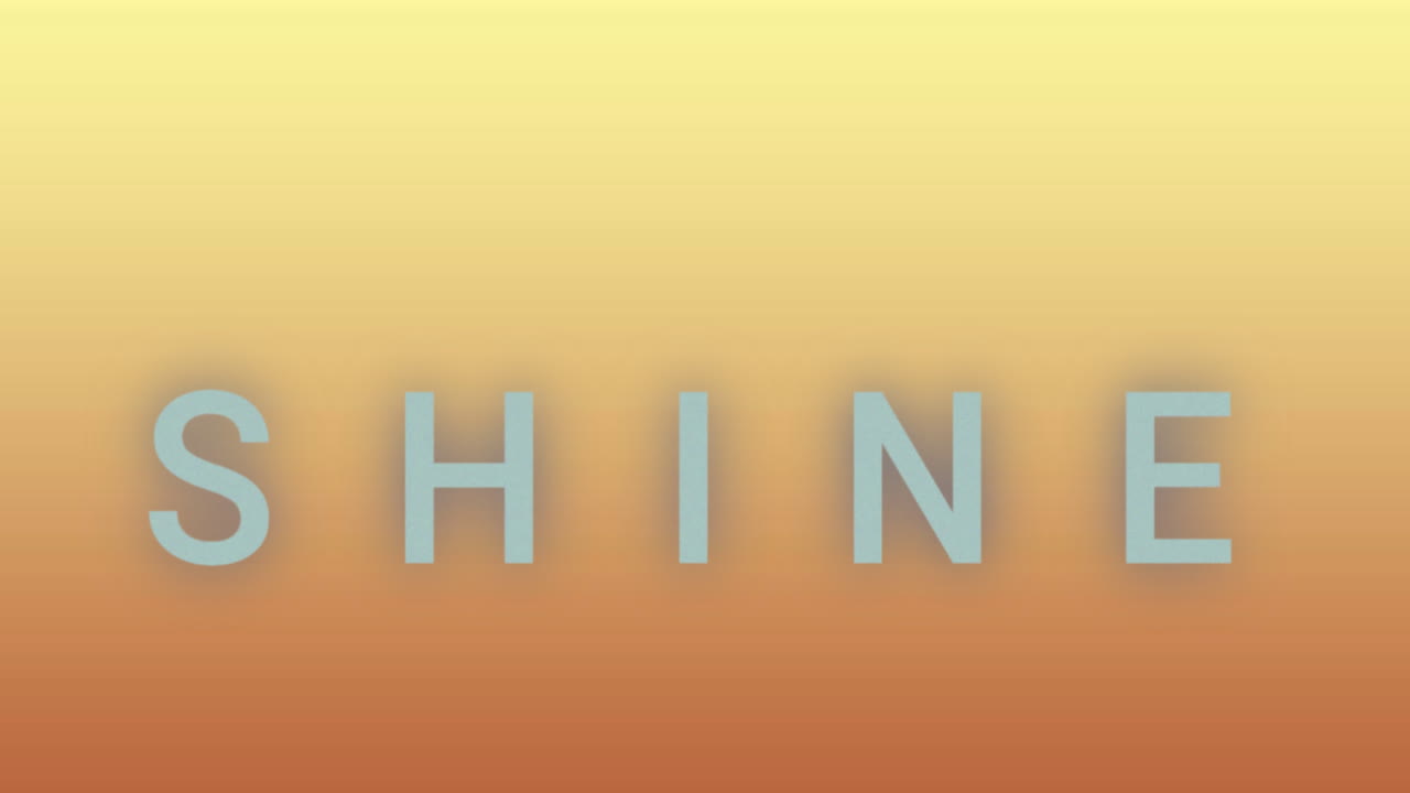 오렌지 색상 배경에 반이는 텍스트 배너의 애니메이션