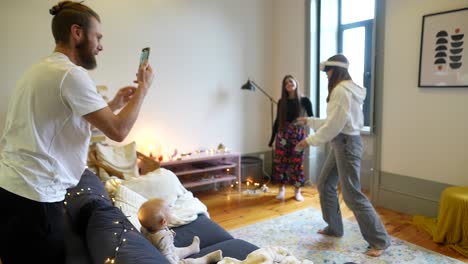 diversión familiar en casa con auriculares de realidad virtual