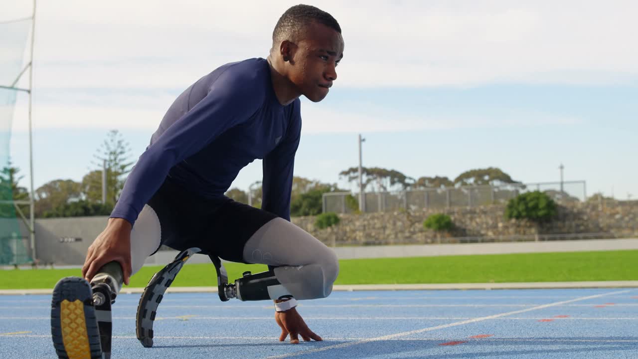 atletas discapacitados haciendo ejercicio en una pista de atletismo 4k