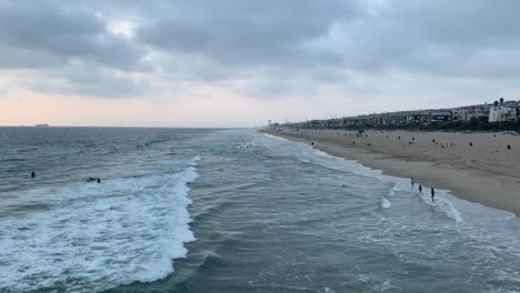 Las-Olas-Chocan-Contra-La-Playa-Local