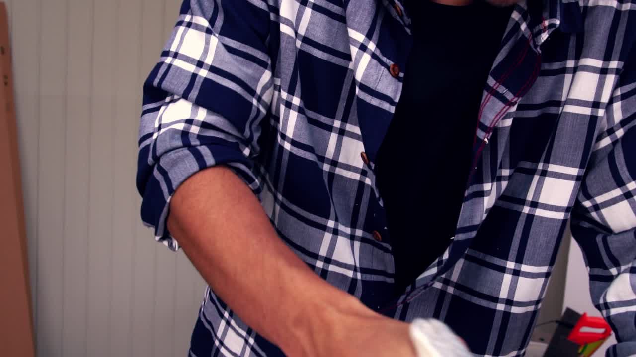 carpintero que trabaja en artesanías de madera en el taller