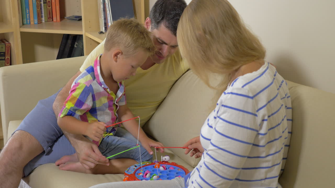familia unida jugando al juego de pesca de juguete