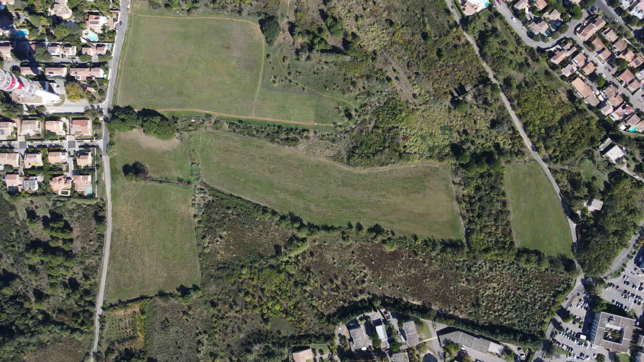 la torre de radio es un punto de referencia en medio de la vegetación de montpellier.