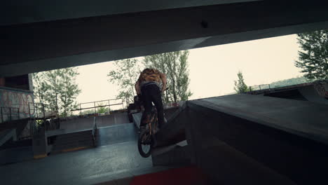 Aktiver-BMX-Fahrer,-Der-Während-Der-Freestyle-Session-Im-Skatepark-Tricks-Vorführt.