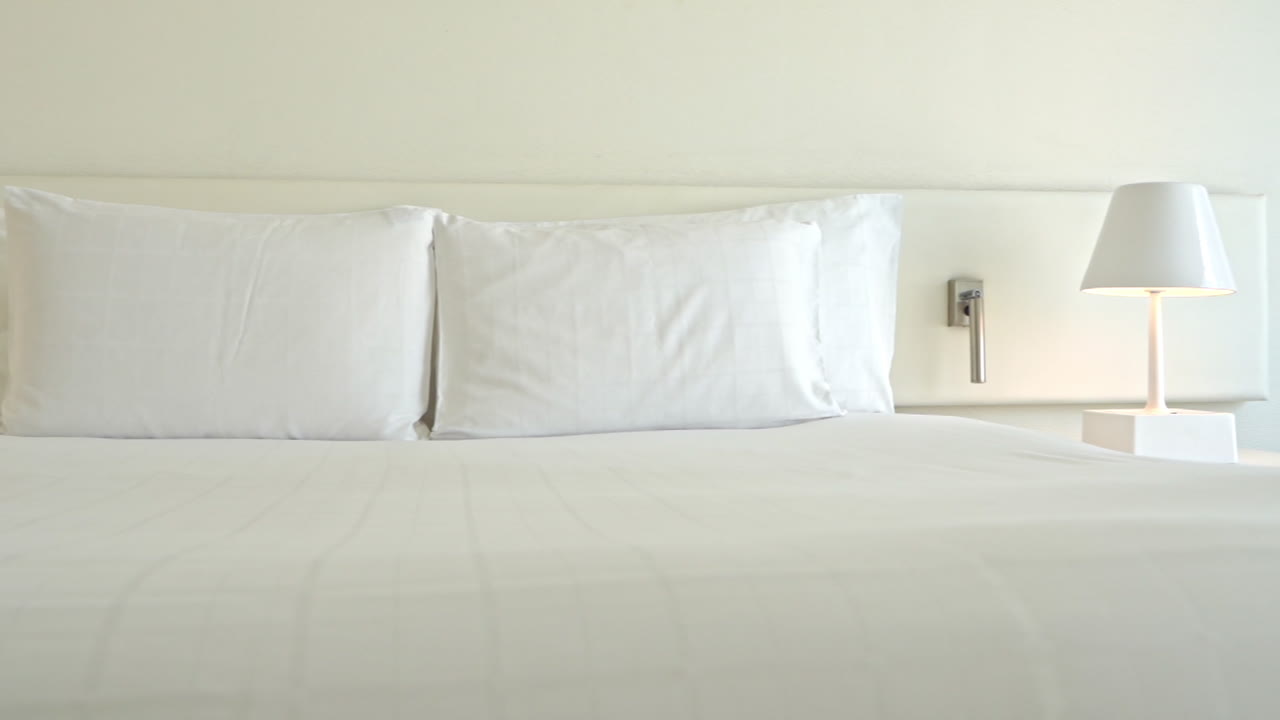 habitación blanca en hotel boutique sábanas limpias y