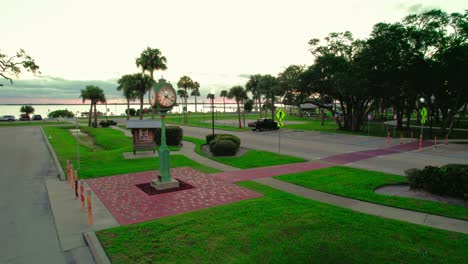 Reloj-Clásico-Antiguo-De-La-Calle-En-El-Estacionamiento-De-Riverview-Park,-Sebastian,-Florida,-Estados-Unidos