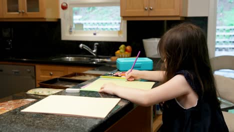 Niña-Dibujando-En-Papel-En-Casa-4k