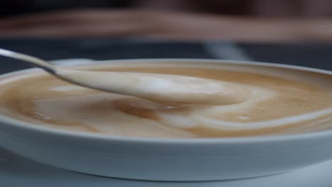 arte del latte en una taza