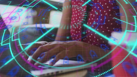 animación del procesamiento de datos sobre una mujer biracial usando una computadora portátil