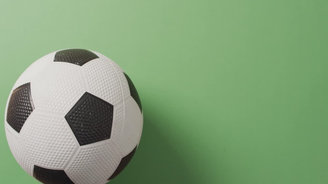 Animazione di un pallone da calcio su sfondo verde con spazio per il testo