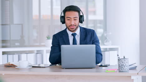 Agente-De-Seguros-En-Una-Videollamada-Hablando-Con-Un-Nuevo