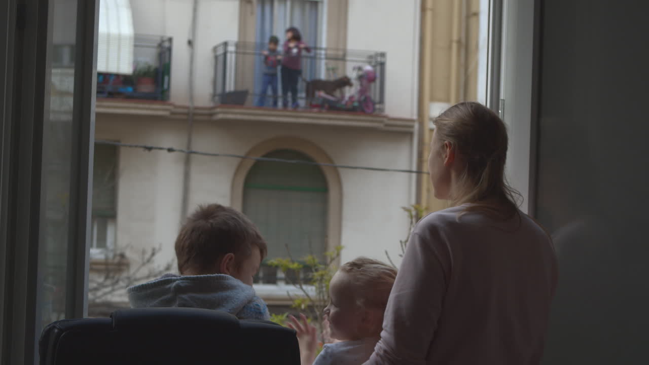 covid-19 격리 시설에서 집에 머물고 있는 사람들로부터 의사들에 대한 감사와 박수를 받았습니다.