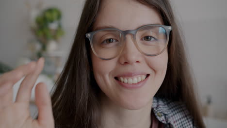 mujer sonriente con gafas