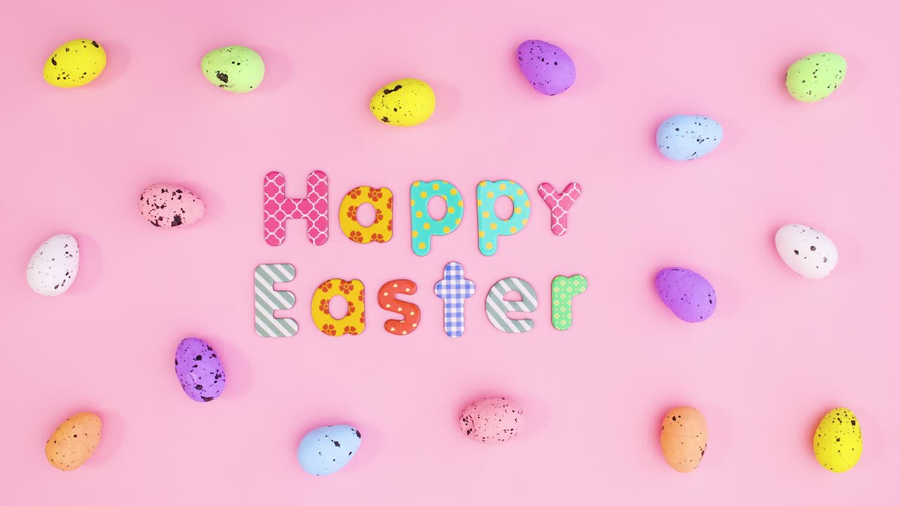 Uova di Pasqua si muovono intorno al testo Buona Pasqua. Stop motion