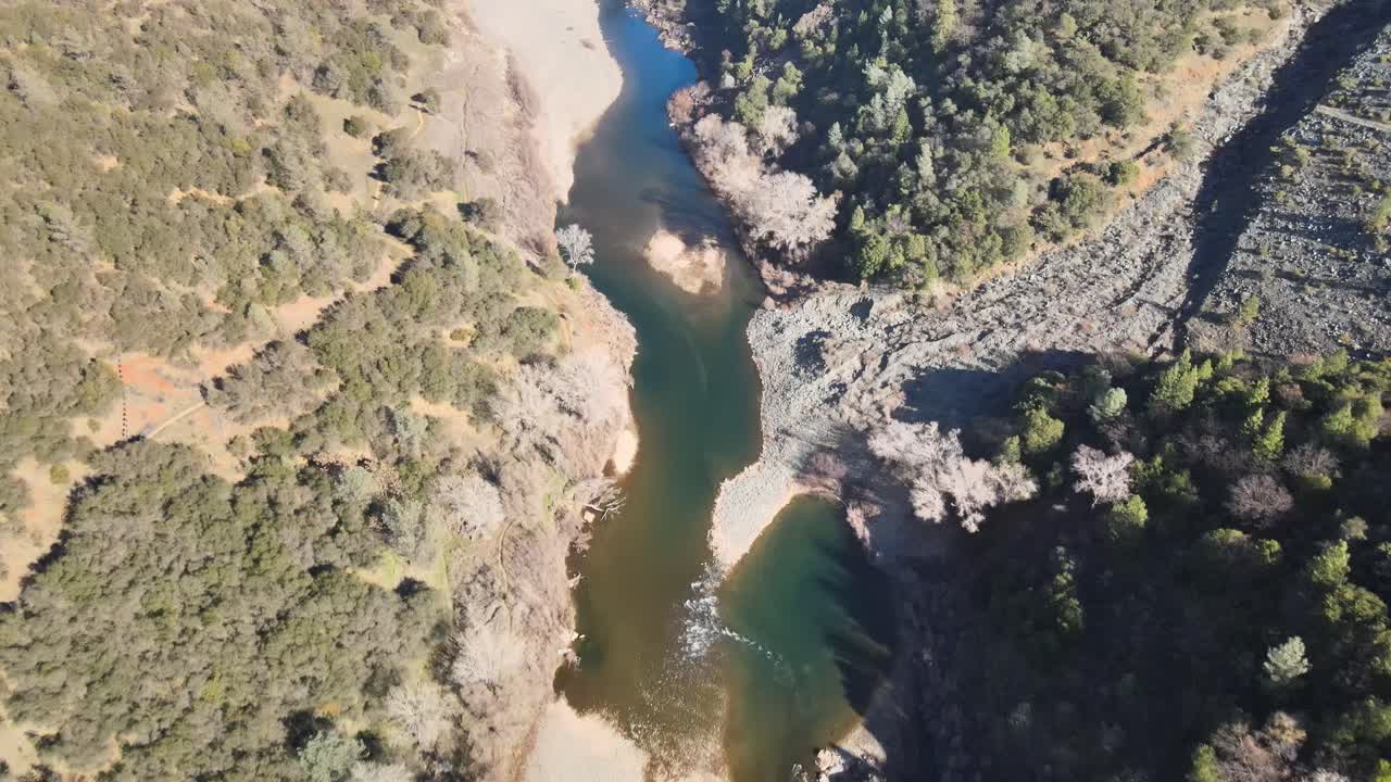 mirando hacia abajo en el río americano north fork en auburn california con un dron en un día soleado