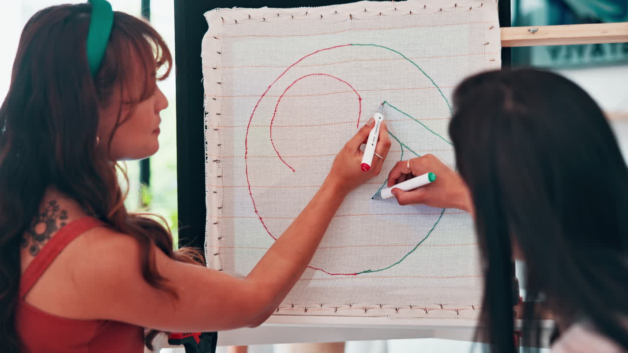 mujeres que colaboran en un proyecto de diseño