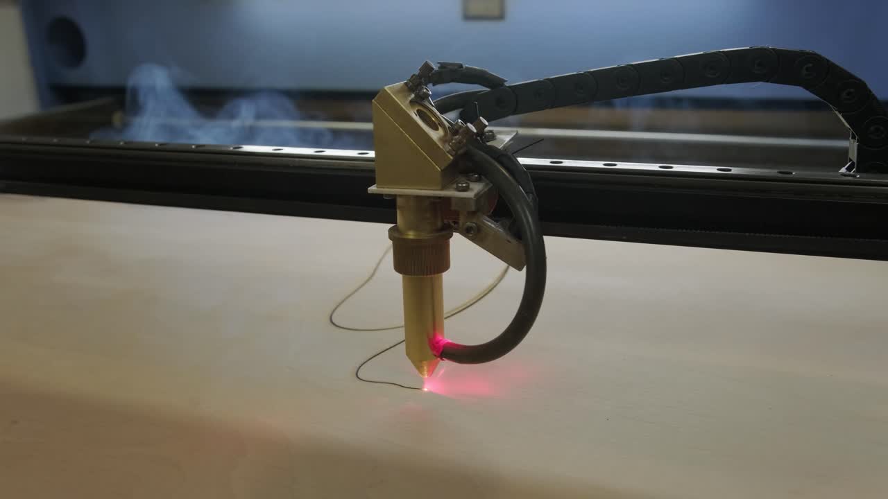 la máquina de corte por láser cnc corta tablas de madera y contrachapado