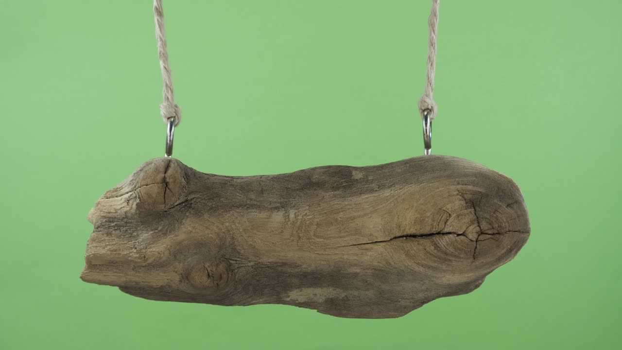 un viejo letrero de madera vacío se balancea a los lados. pantalla verde.