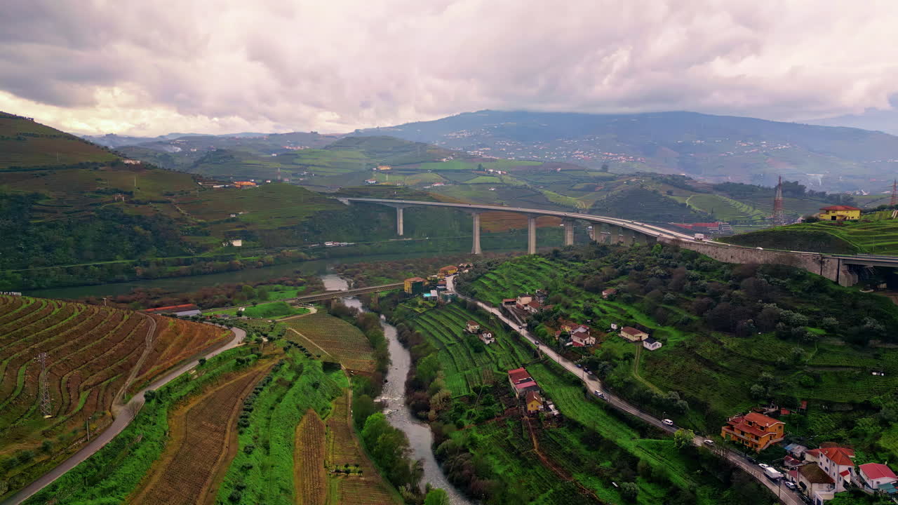 Natura rurale in un panorama scenico sotto un cielo nuvoloso. Vista aerea di campi agricoli