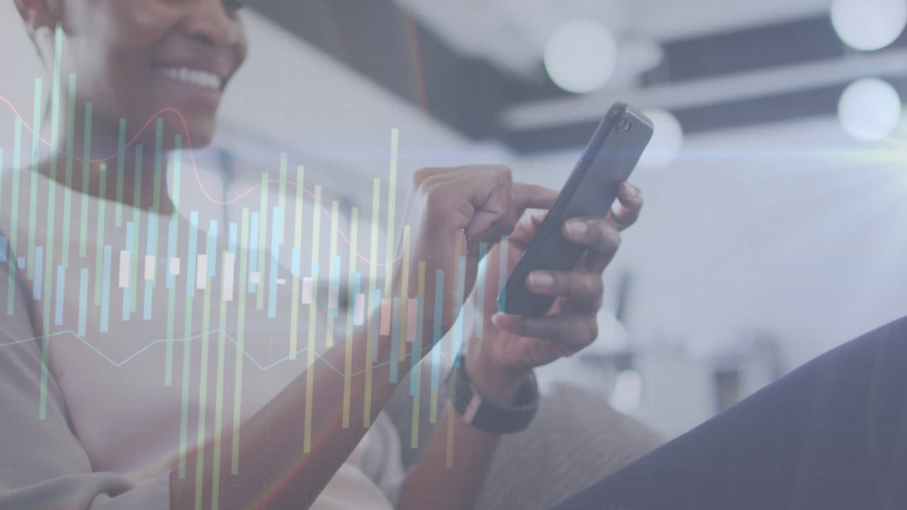 animazione di elaborazione dei dati contro una donna afroamericana che sorride mentre usa lo smartphone in ufficio