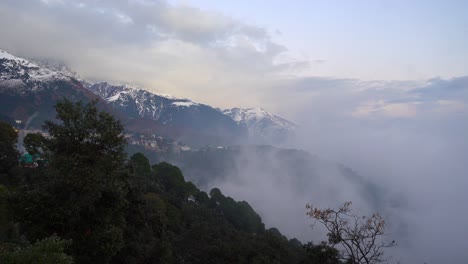 una encantadora estación de montaña en el himalaya a medida que se acercan las nubes, lo que le da un ambiente y una sensación más brumosos