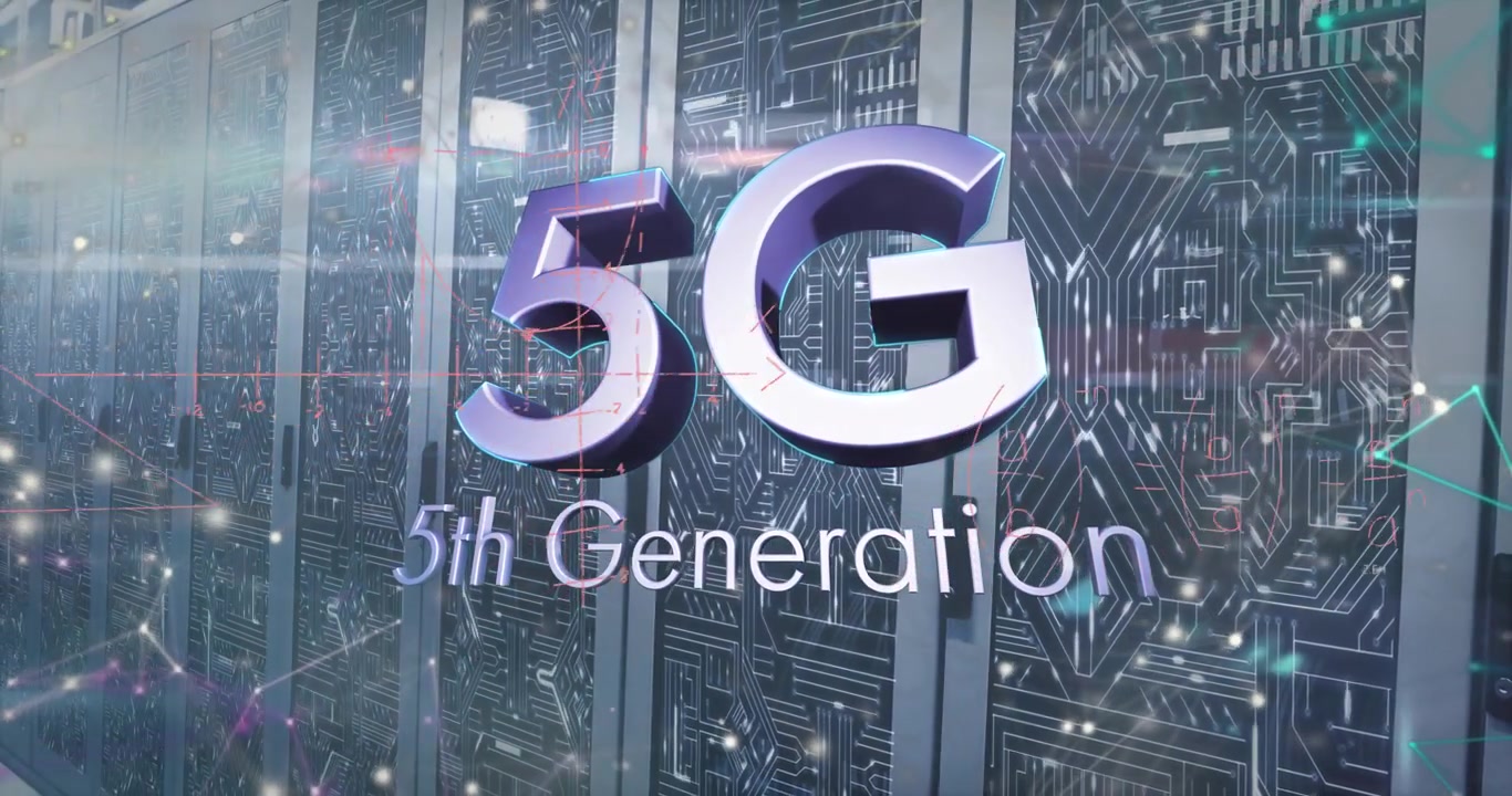 Animazione del testo 5G e di una rete di comunicazione su una sala server di computer