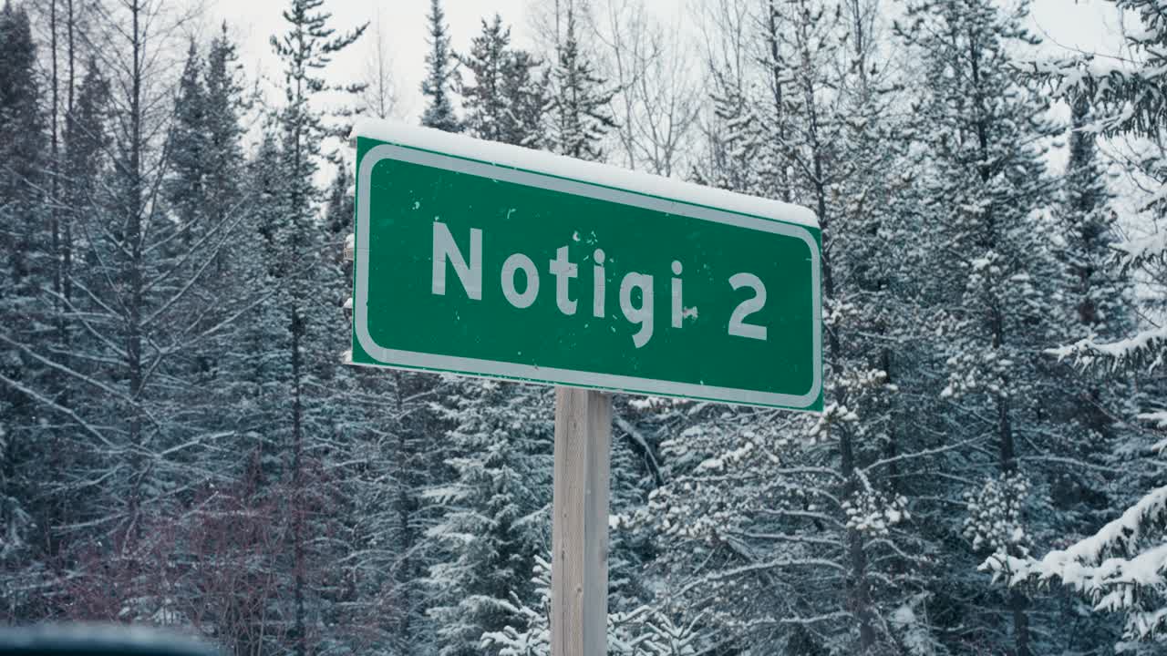 una toma estática de invierno de la señal de la carretera provincial de notigi cerca de thompson manitoba canadá