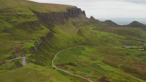 una pequeña carretera que atraviesa el paisaje montañoso de escocia