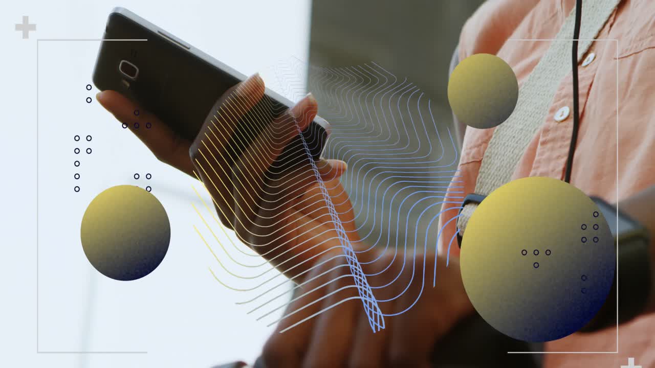 animación de globos, patrón de onda, sección media de la mujer afroamericana en el teléfono móvil usando el teléfono móvil