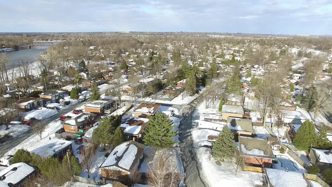 눈으로 덮인 이 도시의 거리, 집, 나무를 천천히 움직이는 공중 촬영