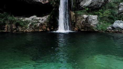 cascada de la montaña olympus en medio de una grieta