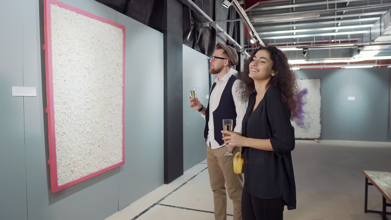 pareja viendo arte moderno en una galería de arte