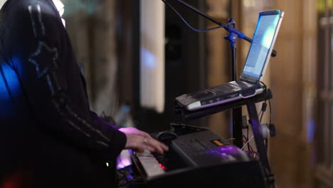 Person,-Die-Ein-Elektronisches-Keyboard-Spielt