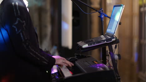 persona que toca un teclado electrónico